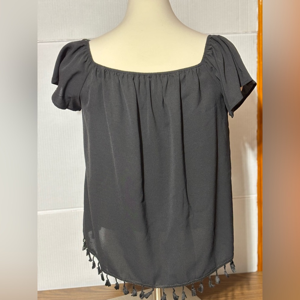 Shein 2 XL BLACK SHORT SLEEVE TASSLE HEMMED TOP. 25” L 22”p/p. Shein 2x fits 1X